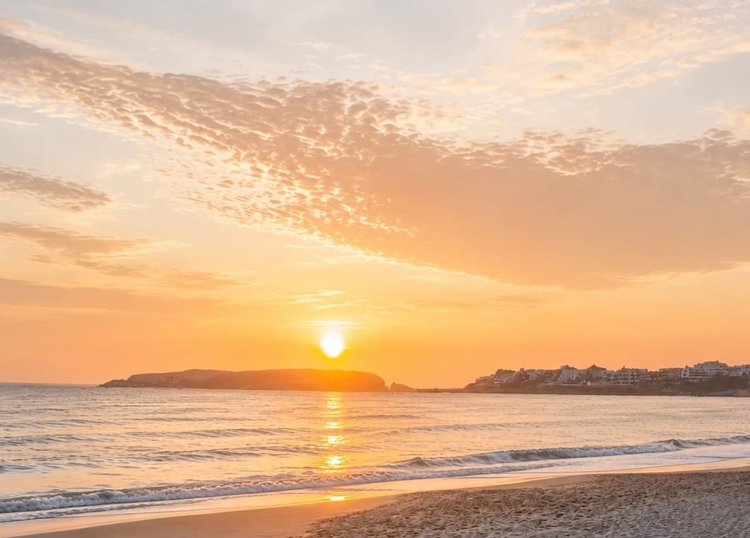 Atardecer en la playa de Punta Hermosa, Lima, Perú.